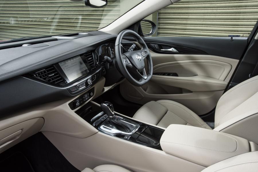 Интерьер Vauxhall Insignia Sports Tourer Exclusive 2018 года  (фото 15 из 17)